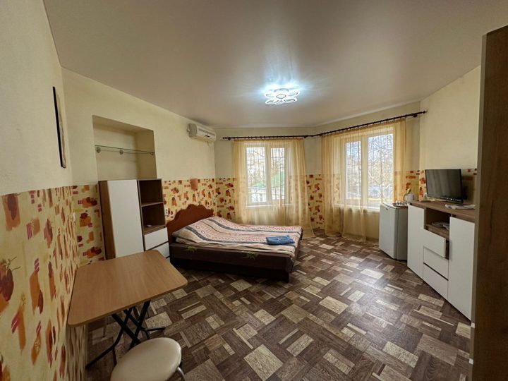 Студия, ул Петра Королёва, Керчь