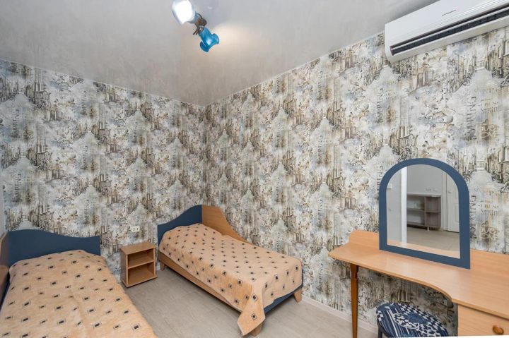 Студия, Морская улица, Саки