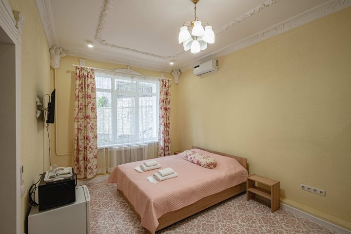 Студия, Загородная улица, Ялта